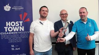 Die beiden Projektleiter Markus Liu-Wallenwein (l.) und Jens Rückert (r.) – hier mit der offiziellen Fackel – freuen sich mit OB Dr. René Pöltl auf die Gäste.