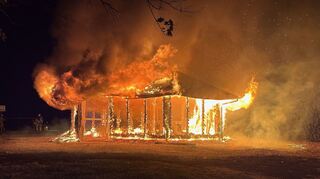 Als die Feuerwehr in der Nacht am Brandort eintrifft, steht der Pavillon schon im Vollbrand. Für die Fachleute ein Indiz, dass es sich wohl nicht um eine natürliche Ursache handelt.