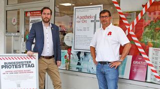 Etliche Schaufenster von Apotheken sehen momentan so aus wie dieses: Der CDU-Landtagsabgeordnete Andreas Sturm (l.) mit Apotheker Jürgen Sommer von der Nord-Apotheke in Schwetzingen.