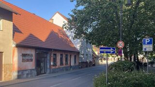 Das alte Haus in der Schwetzinger Straße mit seinen Nebengebäuden Richtung Karpfengasse soll laut Plänen des Bauherren drei Wohnhäusern weichen – dem Ratsausschuss für Technik und Umwelt gefallen die Pläne aber nicht, weil die Bebauung zu dicht würde.