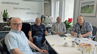 Norbert Theobald (v. l.) und Georg Ramsch vom ADFC besuchen Oftersheims Bürgermeister Pascal Seidel gemeinsam mit ihrem Kollegen Florian Reck.