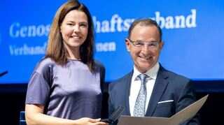 Katja Lewalter-Düssel aus dem Vorstand des Genossenschaftsverbandes – Verband der Regionen zeichnet Rudolf Müller aus.