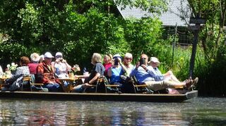 Natürlich darf bei einem Besuch im Spreewald ein Fahrt mit dem Stechkahn nicht fehlen. Die Hockenheimer genossen die erhol- samen Stunden auf dem Wasser.