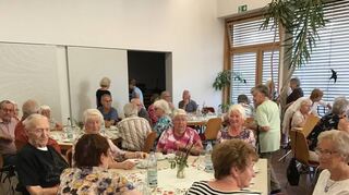 Mit großem Interesse verfolgen die Senioren bei Kaffee und Kuchen die Ausführungen des Bürgermeisters, der ihnen die Neuigkeiten rund um Neulußheim vorstellt.
