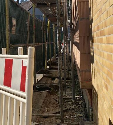 Die Fassade des Neubaus reicht 14 Zenti-meter über den Gehweg in der Rohrhofer Straße.
