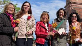 Die Frauen Union lässt sich immer wieder schöne Aktionen einfallen. Hier etwa verteilen Susanne Muth (v. l.), die Vorsitzende Luisa Rudnik, Rita Erny, Julia Wirth und Monika Steidle blumige Grüße zum Frauentag.