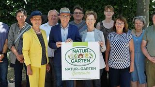 Schwetzingen ist die erste zertifizierte „Natur im Garten“-Stadt in Baden-Württemberg. Über die Auszeichnung freuen sich CDU-Stadtrat Markus Bürger (v. l.), Christoph Zilz (Gartenakademie), Heidemarie Hübinger (Gartenakademie), Friedlinde Gurr-Hirsch, Jochen Reiss (Gartenbauverband Baden-Württemberg-Hessen), Oberbürgermeister Dr. René Pöltl, Stadtrat Peter Köhler (Grüne), Gartenakademie-Geschäftsführerin Jeanette Schweikert, die Stadträtinnen Dr. Susanne Hierschbiel (Grüne), Elfriede Fackel-Kretz-Keller (SFW) und Sabine Rebmann (SPD), Stadtgärtnermeister Bernd Kolb und Eva Hofmann (Gartenakademie).