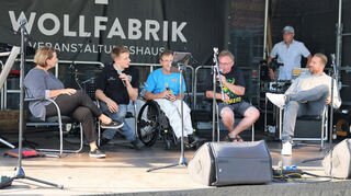 Dr. Sabine Hamann (v. l.), Rollstuhlbasketballer Thilo Brünte, Schwetzingens neuer Behindertenbeauftragter Martin Köhl, unser Redakteur Andreas Lin und der sportliche Leiter der Rhein-Neckar Löwen, Oliver Roggisch, im Bühnentalk.