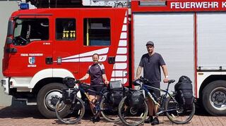 Es kann losgehen: Tanja und Thorsten Krüger sind vor der Feuerwehrwache bereit, ihre Fahrt mit dem Ziel Nordsee anzutreten.