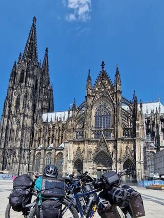 Die Räder am Dom – Köln ist erreicht.