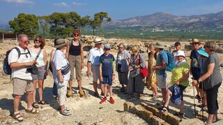 Die Gruppe der Gaußfreunde zusammen mit der kretischen Reiseleiterin Stella im Ausgrabungsgelände des Palastes von Phaistos.