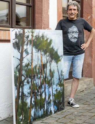 Manolo Sebastián Navarrete wird die nächsten drei Monate in Speyer im Haus des Künstlerbundes wirken. Hier zeigt er eine Landschaftsmalereien.