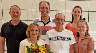 Sascha Scherf, Ralf Göck, Anna-Lena Schneider und Marie Schäfer (hinten, v. l.) danken Rosalia und Giovanni Marchi (Bildmitte) für ihre gute Arbeit im Hort am Turm an der Jahnschule.