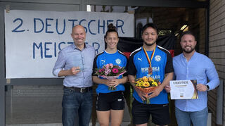 Bürgermeister Timo Wangler (v. l.) gratuliert Vanja Gersak-Perez und Rahmatullah Moradi mit dem KSV-Vorsitzenden Özkan Bas zum Abschneiden bei der deutschen Meisterschaft.