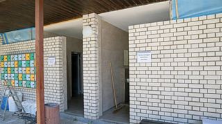 Die Handwerker sind bereit, die Türen zum Sanitärbereich fehlen. Doch nun sind sie eingetroffen und sollen umgehend installiert werden.