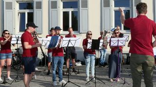 „Wiederholungstäter“: Der Musikverein Stadtkapelle wird auch bei der dritten Auflage des Straßenmusikfestes nach französischen Vorbild in der nächsten Woche auftreten. Die Formation zeigt, dass Melodien einer Kapelle alles andere als „altbacken“ sind, sondern sich am Geschmack der heutigen Zeit orientieren. Let’s fetz!