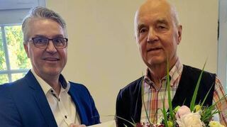 Erik Schnatterer überreicht Professor Dr. Hartmut Döringer die Ehrenurkunde des Kunstvereins.
