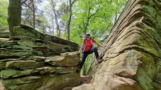 Zwischendurch mal die Gelenke testen: Klettern geht noch. Keine Sorge, das ist nur aus Spaß an der Freude. Die Wanderwege der Route können alle problemlos und entspannt begangen werden.