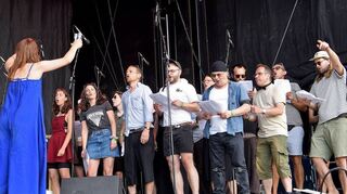 Der „Chor für Menschen, die nicht singen können“ hat das Programm auf der Open-Air-Bühne eröffnet.