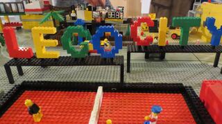 Kinder sind eingeladen, bei der Evangelischen Gemeinschaft eine Stadt aus 100 000 Lego-Steinen zu errichten.