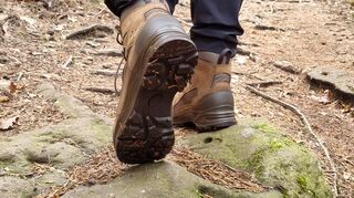Ein gutes, rutschfestes Profil wie hier beim Wanderstiefel Scout 2.0 von Haix geben Sicherheit bei Routen über Stock und Stein.