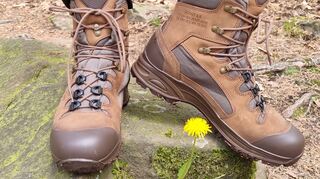 Aus hochwertigem, wunderbar weichem Nubukleder wurde ein hervorragend verarbeiteter 17 Zentimeter hoher Stiefel von HAIX geschaffen.