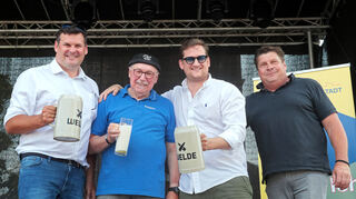 Der Fassbieranstich ist gelungen: Bürgermeister Nils Drescher (v. l.), Wolfgang Eichhorn, Max Spielmann und Jens Kietzmann.