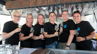 Petra (v. l.), Sabrina, Nadine, Julia, Yvonne und Steffi prosten am Stand des KV 1957 Plankstadt zu.
