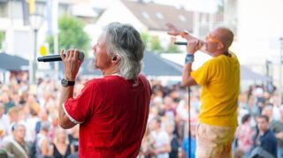 Die Sänger Walter Batzler (l.) und Torsten Baier bieten beste Performance. Beim Auftritt der Zap-Gang ist vor der Bühne mächtig was los.