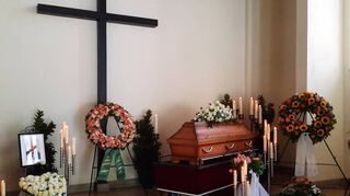 Auf dem Plankstadter Friedhof begleiten Familien, Freunde, Weggefährten und Bürger Heinz Ochs zu seiner letzten Ruhestätte.