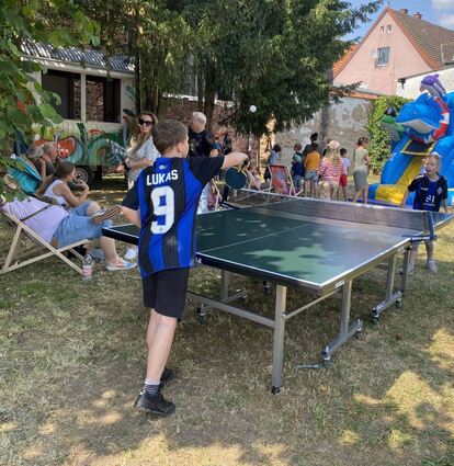 Liegestühle im Schatten, Tischtennis und eine Hüpfburg. Das Sommerfest lockt mit verschiedensten Angeboten.