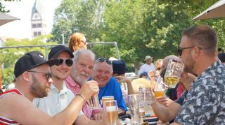 Beste Stimmung beim Haxenfest – kein Wunder, schließlich sitzt SPD-Gemeinderat Jens Kochendörfer (5. v. l.) mit am Tisch.