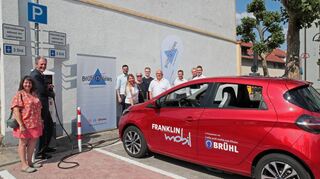 Freuen sich an der Ladesäule für Elektroautos über den ersten Elektro-Renault für alle: Birgit Sehls (v. l.), Bürgermeister Dr. Ralf Göck, Vinzent Grimmel, Gabriele Teltz, Gabriele Rösch, Florian Deutsch, Jochen Ungerer, Bernhard Schumacher, Reiner Haas und Julian Held.
