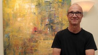 Künstler Wolfgang Beck hat sich bei der Ausstellung in der Villa Meixner vor seinem Kunstwerk „Sea of roses“, Öl auf Leinwand, postiert.