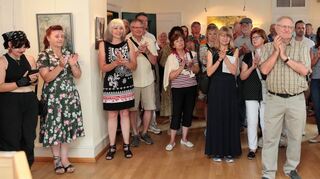 Applaus des Publikums in der Villa Meixner bei der Vernissage der Ausstellung von Wolfgang Beck mit dem Titel „Malerei und Skulptur im Dialog“ – zum sechsten Mal stellt der in der Pfalz lebende Künstler in Brühl aus.
