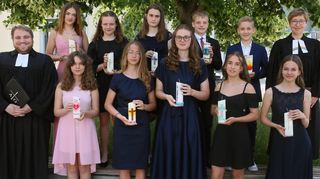 In der evangelischen Kirche von Neulußheim feiern zehn junge Christen mit Diakon Jascha Richter (l.) und Pfarrerin Katharina Treptow-Garben (r.) ihre Konfirmation.