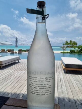 In den Resorts auf den Malediven wird versucht, Plastik zu vermeiden. Das Wasser in den Restaurants und Zimmer zum Beispiel gibt es in Glasflaschen - wie hier im Le Meridien Maldives Resort & Spa.