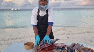 Afrah ist 32 Jahre alt und lebt auf der Insel Hirilandhoo auf den Malediven. Er ist ein stolzer Fischer und zeigt hier, wie man Thunfisch – ein Vier-Kilo-Brocken – zerlegt.