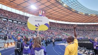 Es herrscht Freude pur bei der Runde durch das Berliner Olympiastadion. Die beiden Oberbürgermeister laufen mit der Delegation aus Jamaika ein.