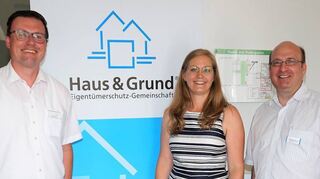 Vorsitzender Wolfgang Reineke (r.) und sein Stellvertreter Michael Astor haben die Fachanwältin Katharina Merz eingeladen.