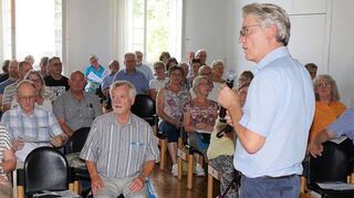 Fachanwalt Jan Bittler (r. ) referiert über Erbrecht. Um den Familienbesitz zu erhalten, sei frühzeitiges Handeln angesagt, erklärt er.