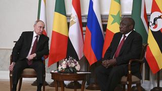 Der russische Präsident Wladimir Putin (l.) mit dem südafrikanischen Präsidenten Cyril Ramaphosa nach dem Treffen mit einer afrikanischen Delegation.