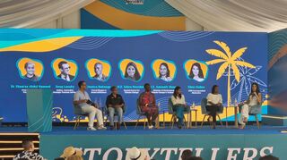 Das Podium der Storytellers Conference 2023. Klimapolitikerinnen der Malediven sprechen mit international bekannten Journalisten, Autoren und Influencern.