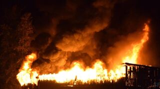 Ein Hangar des Sportfliegerclubs Hockenheim steht in Vollbrand.