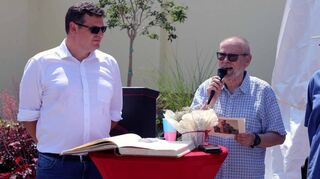 Bürgermeister Nils Drescher (v. l.), Gemeindearchivar Ulrich Kobelke und Eberhard Reuss, der das tragische authentische Leben des Blumepeters in seinen Büchern festgehalten hat, bei der Einweihung des Denkmals.