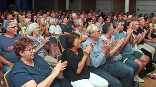 Das Publikum in der Festhalle wird vom Kabarettisten Wolfgang Trepper in seinem mehrstündigen Programm in den Bann gezogen.