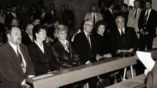 Werner Schineller (v. l.) sitzt bei den zahlreichen Staatsbesuchen im Dom mit seiner lieben Frau Roswitha in der ersten Reihe neben Hannelore Kohl, dem britischen Premiers John Major, dessen Frau Norma und Kanzler Helmut Kohl.