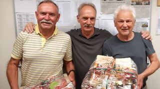Vorsitzender Karl-Heinz Schleich dankt Heinz Sessler (l.) und Werner Ries für ihre jahrelang geleistete Arbeit im Sinne des Schachclubs.