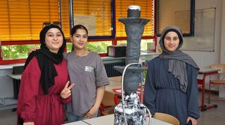 Ayat (v. l.), Sotoda und Maram mit der selbst gebauten Wasserpfeife, die allerdings nicht in Funktion ist. Die Shisha steht für die Nikotinsucht.