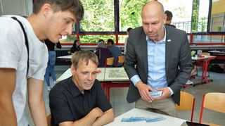 Schulleiter Joachim Rumold (2. v. l.) und Bürgermeister Timo Wangler versuchen sich beim Quiz über die Bundeshauptstadt Berlin. Das war gar nicht so einfach.